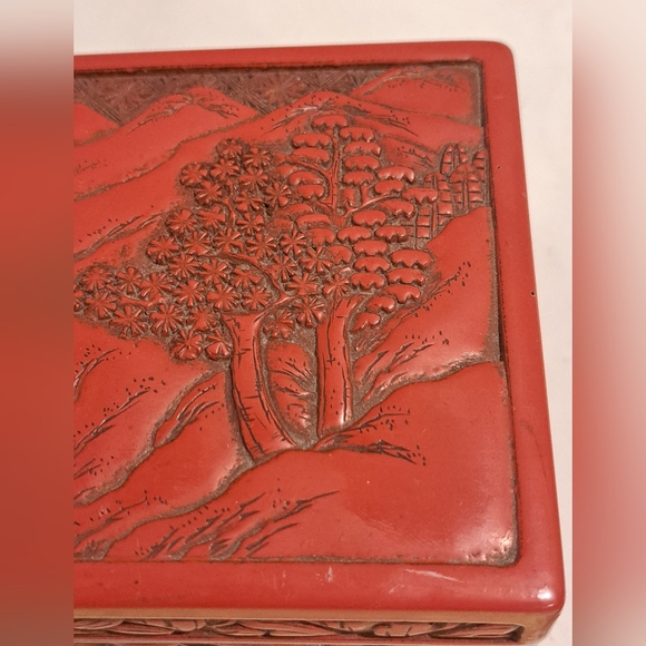Japenese Carved Cinnabar Red Lacquer Rectangular Storage Trinket Box. - Picture 5 of 8